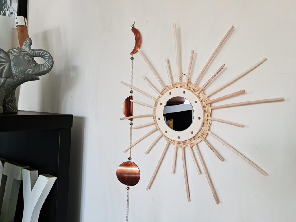 DIY déco : donner vie à des miroirs en rotin