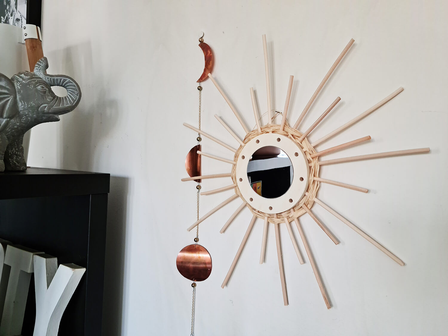 DIY déco : donner vie à des miroirs en rotin